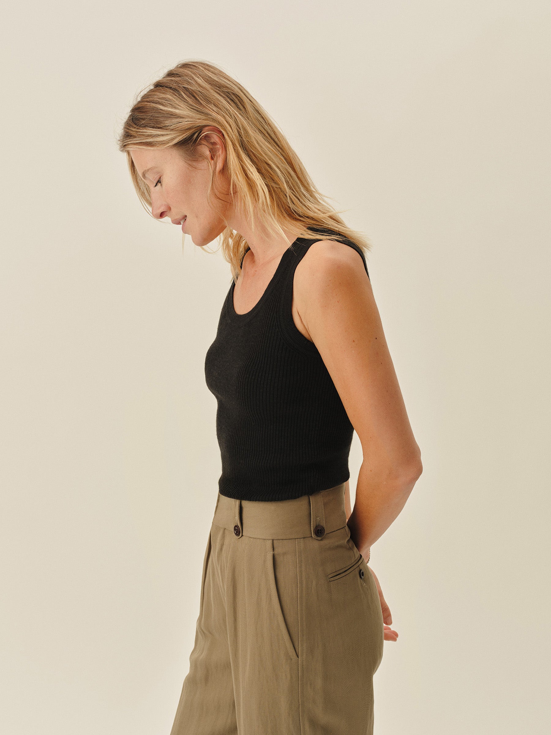 Alternative view of Black Coastal Linen Rib Scoop Tank