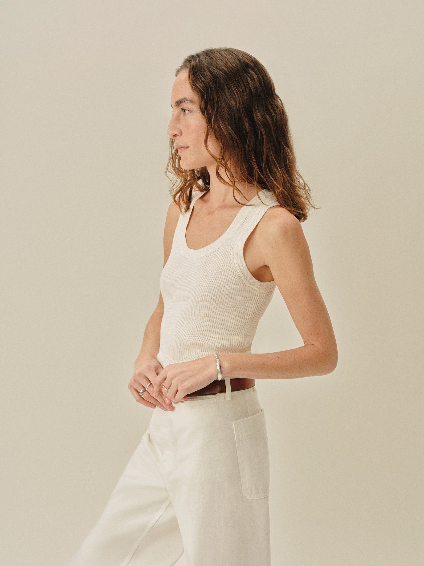 Alternative view of Soft White Coastal Linen Rib Scoop Tank